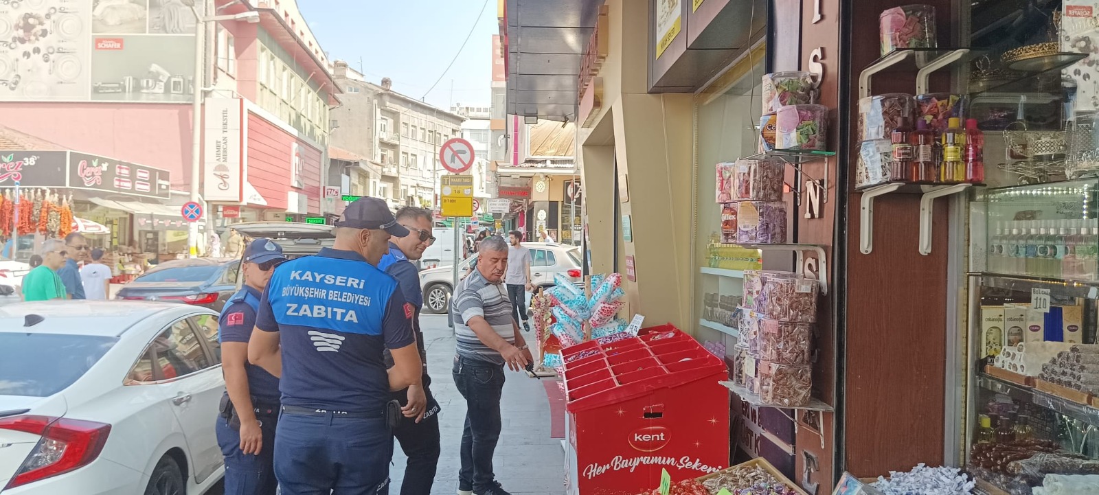 Büyükşehir ve Melikgazi zabıta ekiplerinden kaldırım ve yol işgallerine denetim